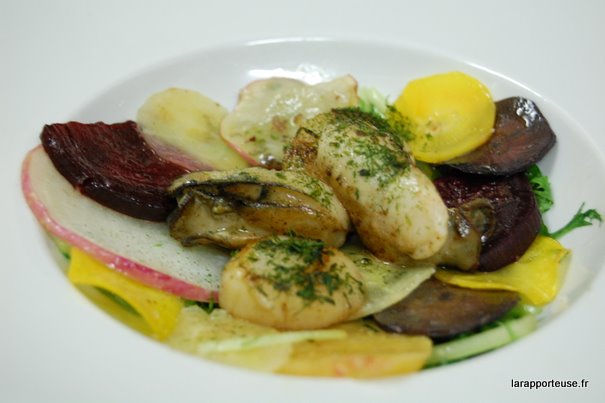 St Jacques et huîtres grillées au mizuna et aux légumes potagers
