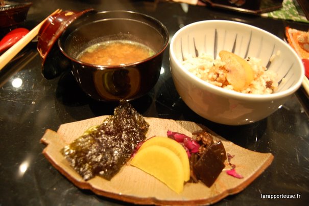 Légumes japonais salés, riz et soupe miso avec moules